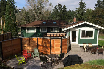 Beaver Lake Farm Guest House Victoria Exterior photo